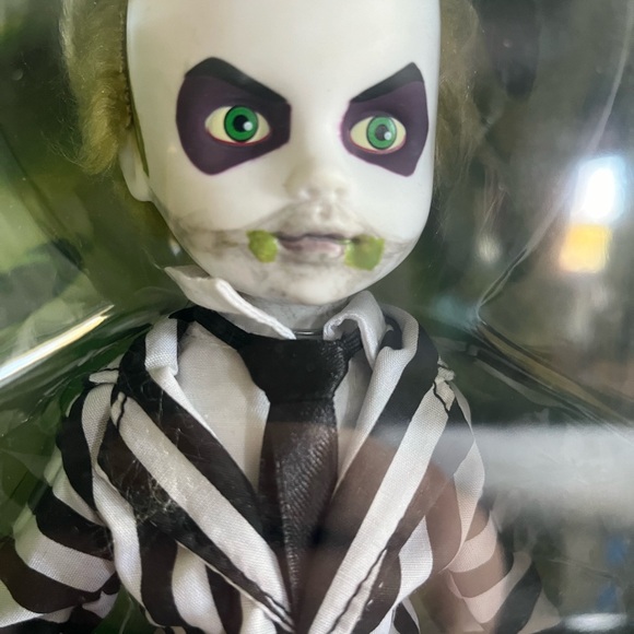 Mezco Living Dead Doll: Beetlejuice The Bio-Exorcist - Picture 8 of 10
